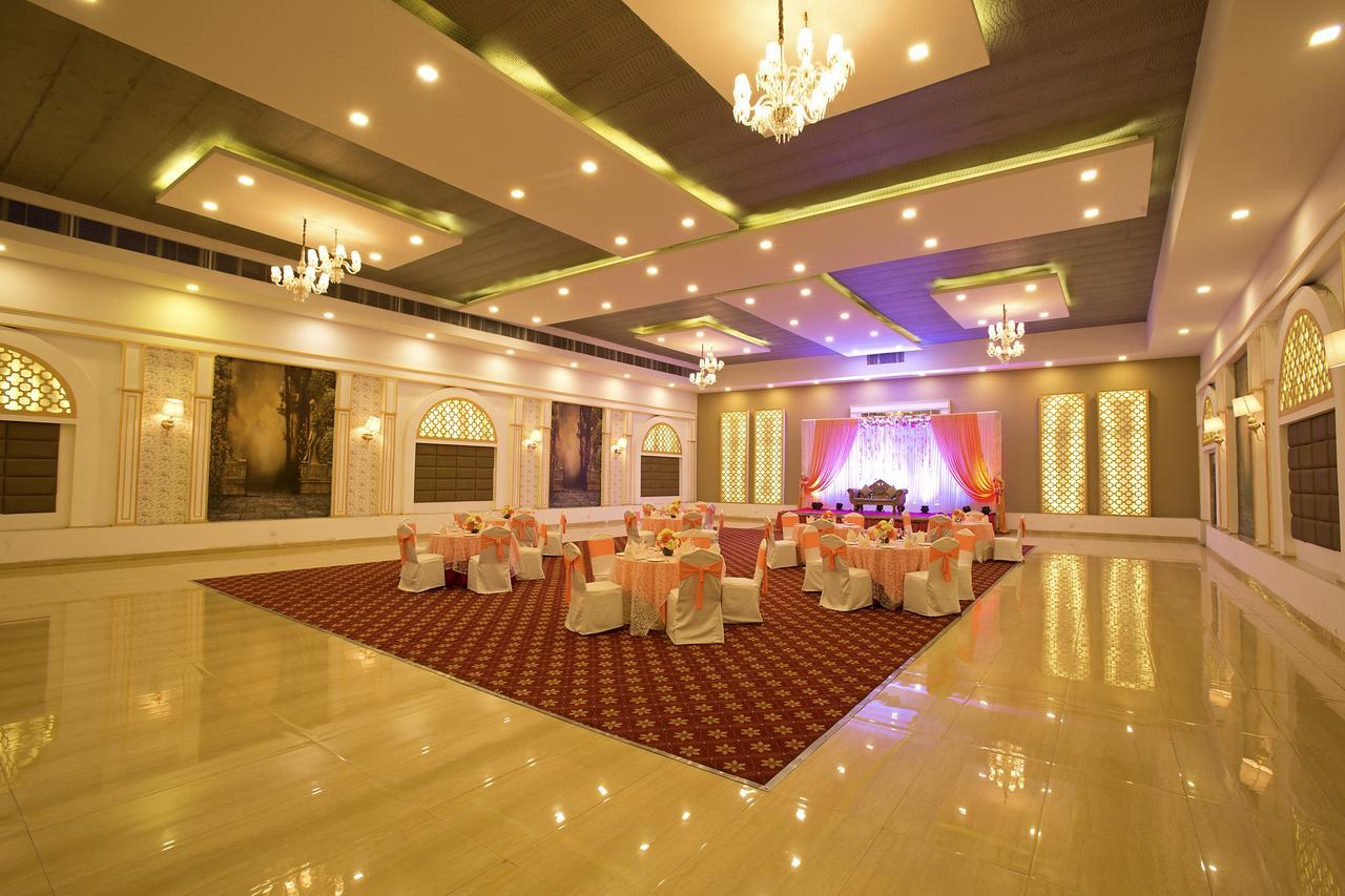 Inde Hotel Chattarpur Нью-Дели Экстерьер фото