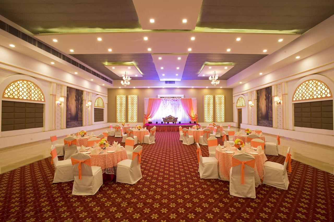 Inde Hotel Chattarpur Нью-Дели Экстерьер фото