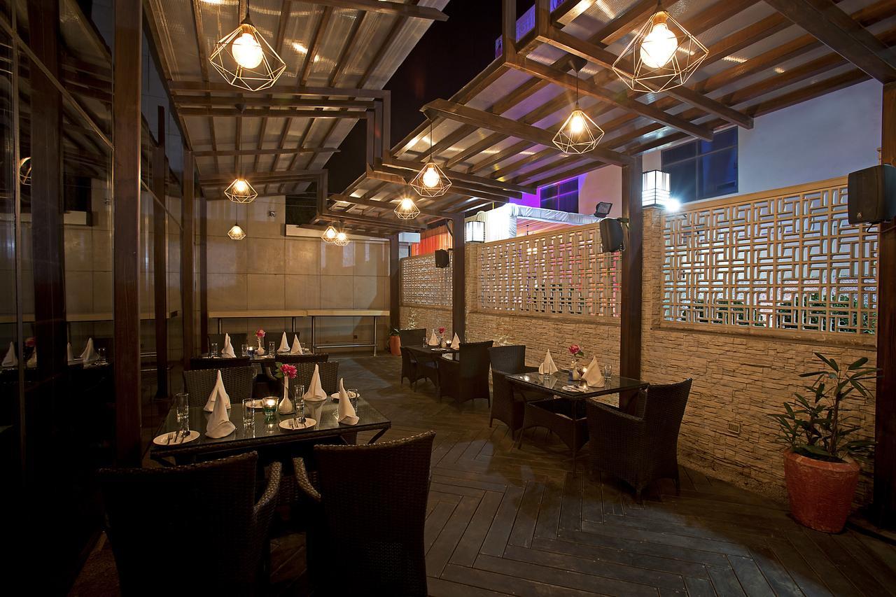 Inde Hotel Chattarpur Нью-Дели Экстерьер фото