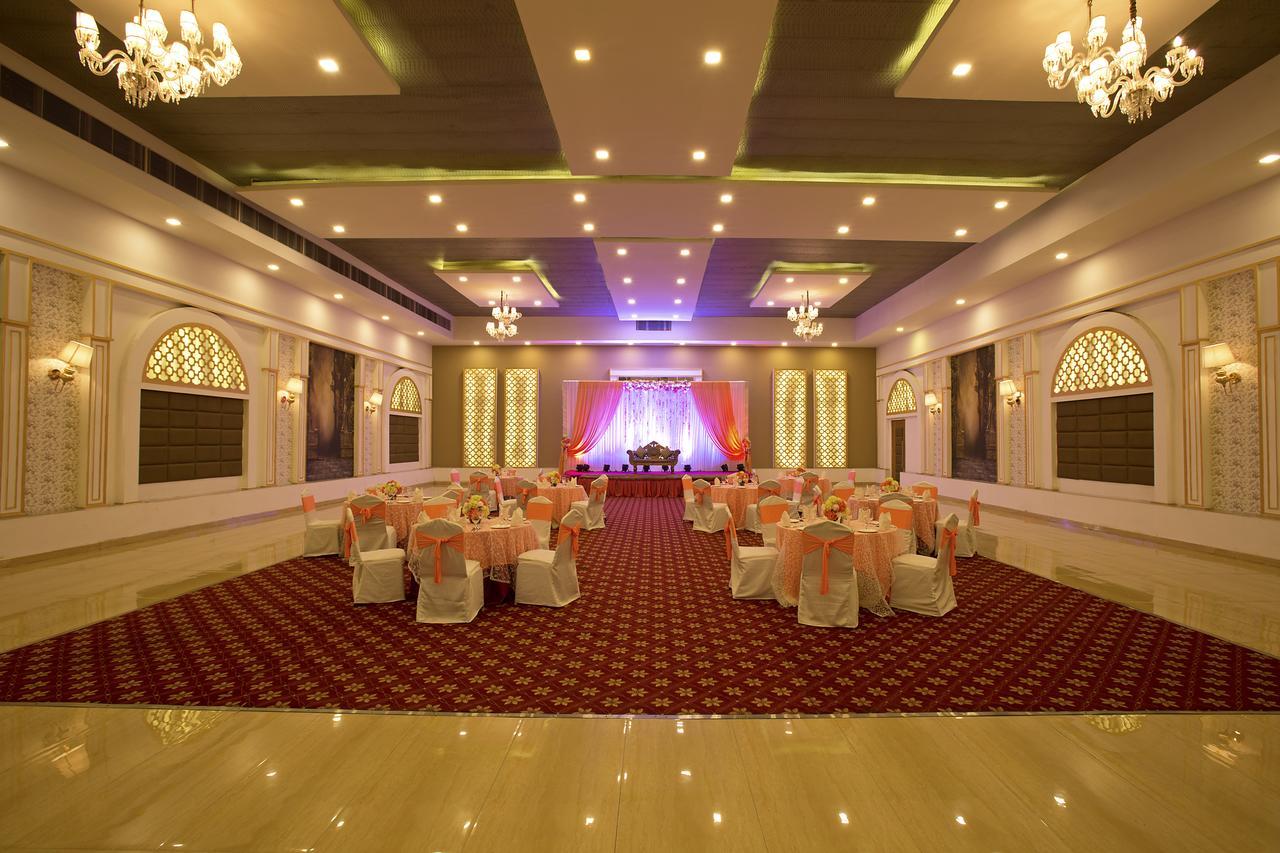 Inde Hotel Chattarpur Нью-Дели Экстерьер фото