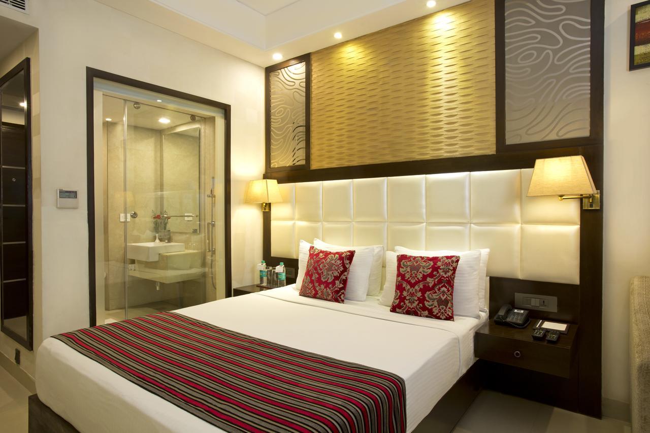 Inde Hotel Chattarpur Нью-Дели Экстерьер фото