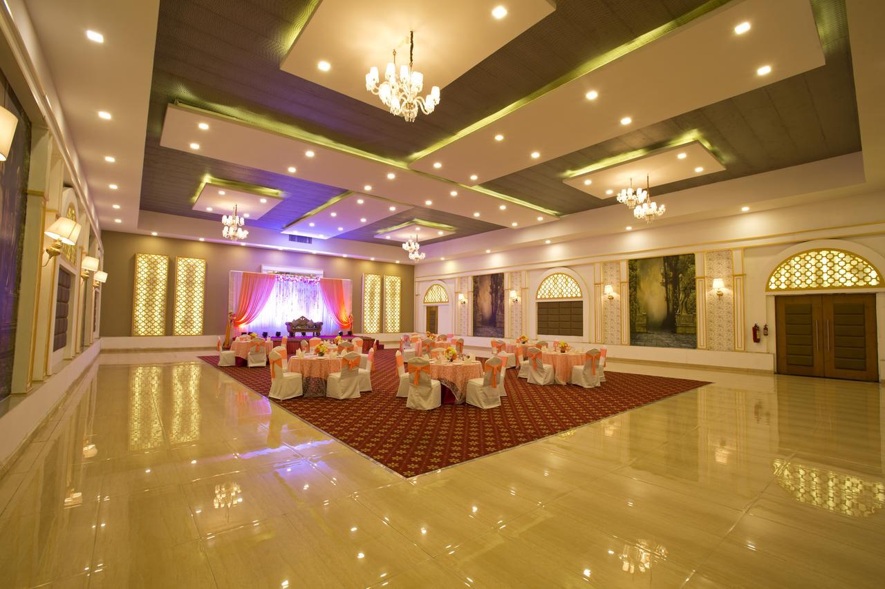 Inde Hotel Chattarpur Нью-Дели Экстерьер фото