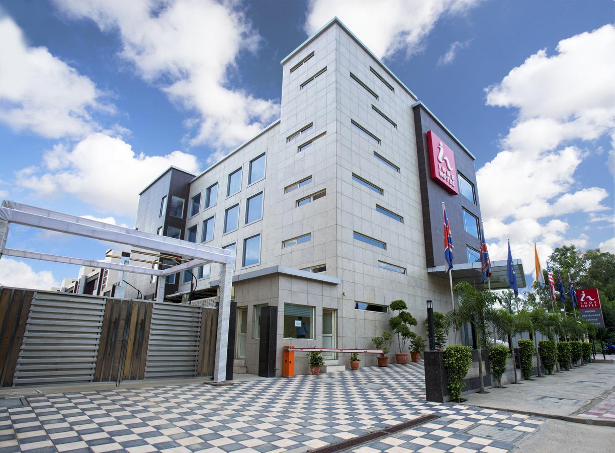 Inde Hotel Chattarpur Нью-Дели Экстерьер фото